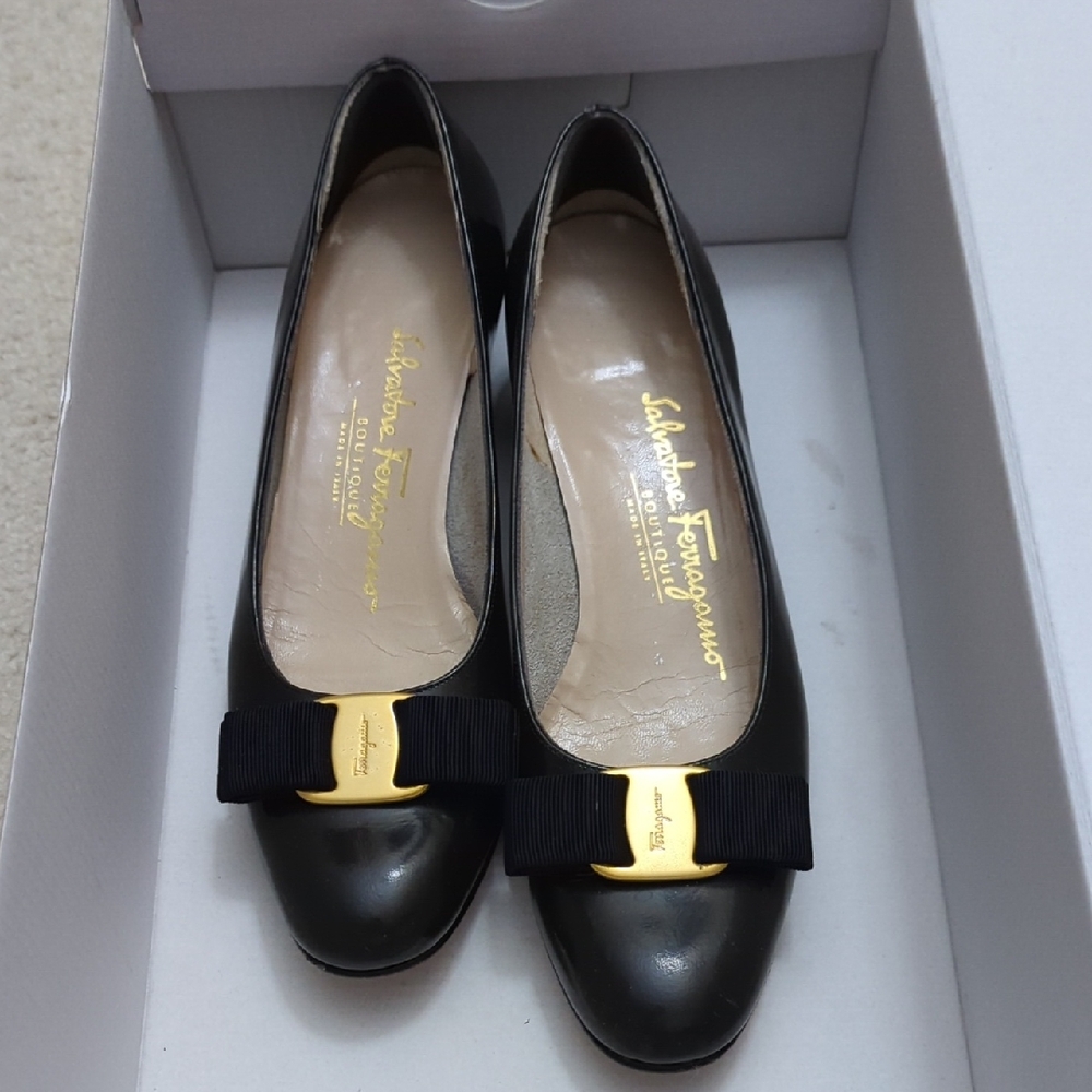 Salvatore Ferragamo Black Patent Vara Bow Flats with Gold Hardware 6.5